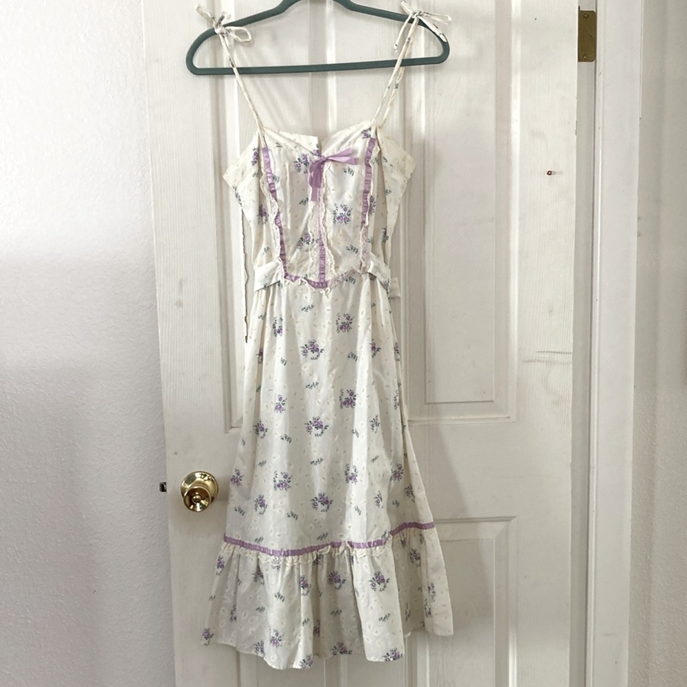 Vintage floral dress of your dreams!
